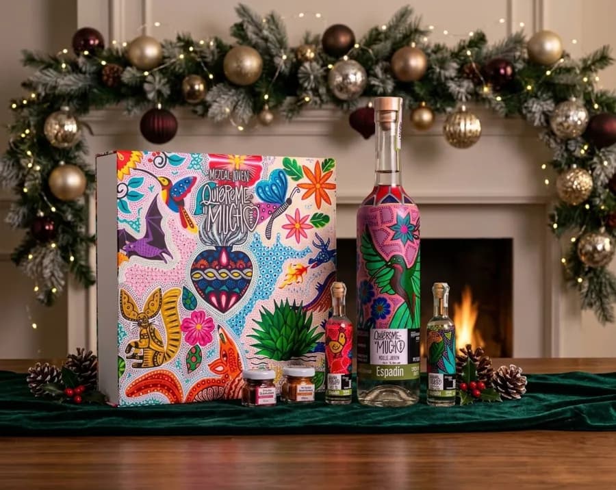 Estuche Caja Sabina: Mezcal Espadín de 750 ml y dos miniaturas en un estuche artesanal pintado a mano, acompañado de sal de gusano y sal de chapulín.